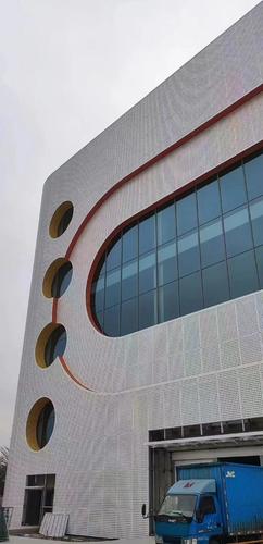 铝单板幕墙厂家怎么选 3个关键点教你避开采购坑